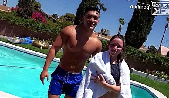 Девушки после мытья машины с обнажёнными телами перенеслись на хату и продолжая играться занялись лесбийскими ласками с мастурбацией и кунилингусом