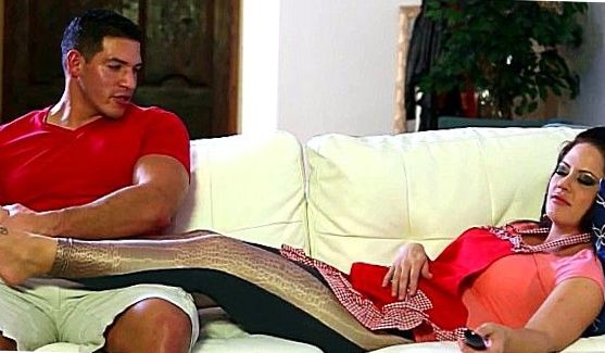 Порно Жесткая Ебля: Дама отдается молодому парню в гостиной
