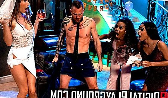 Сексуальная телочка с татуировкой на боку и с упругой задницей была не прочь побаловать возлюбленного минетом, после чего дала в щель