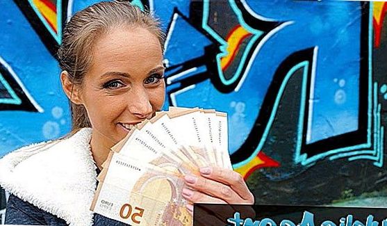 Порно: Симпатичная девица с длинными ножками и в черных носках залезла на кровать, где партнер принялся жарить ее в глотку толстым членом