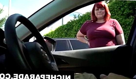 Мамочка с толстой задницей показала раздолбанное дупло и отсосала партнеру